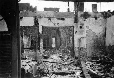 847919 Afbeelding van een tijdens de Tweede Wereldoorlog zwaar beschadigd pand te Rhenen.